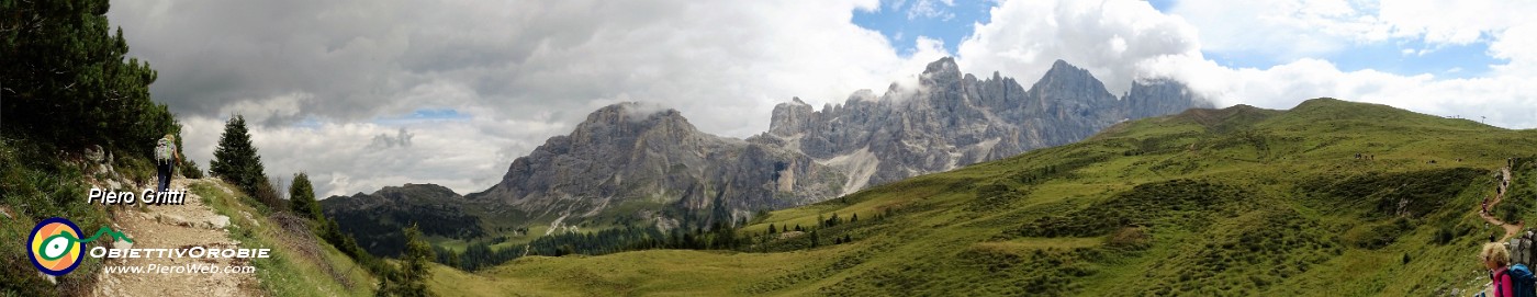 43 Sentiero ora in lieve salita con vista verso le Pale di San Martino.jpg